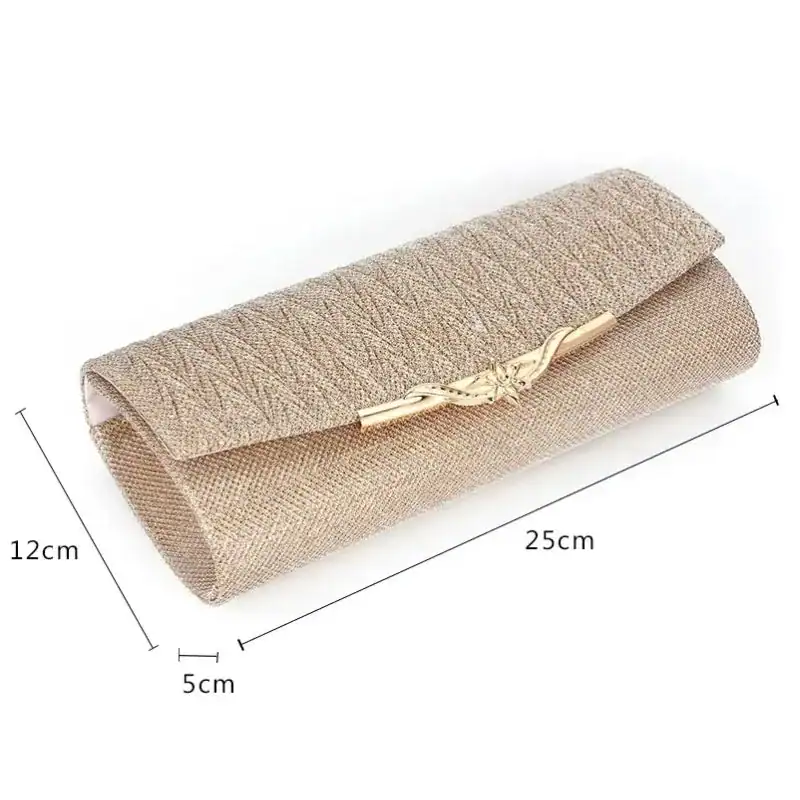 Beige vävd clutch med guldaktig snören och mått 25x12x5 cm.