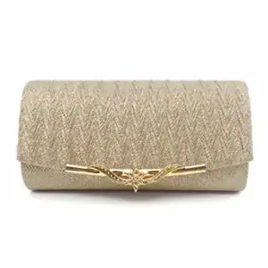 Beige vävd clutch med guldaktig metalliskt snäppa och eleganta textur.