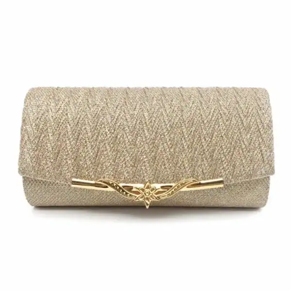 Beige vävd clutch med guldaktig metalliskt snäppa och eleganta textur.