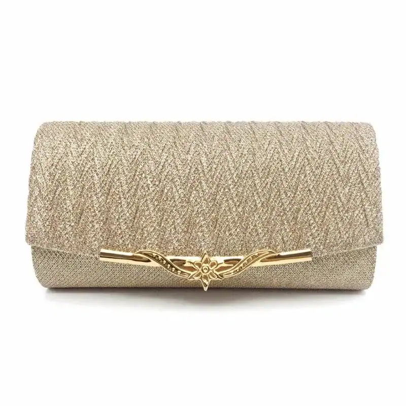 Beige vävd clutch med guldaktig metalliskt snäppa och eleganta textur.