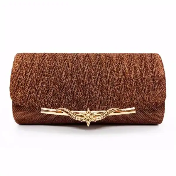 Beige vävd clutch med guldaktig snören och dekorativt snöre.