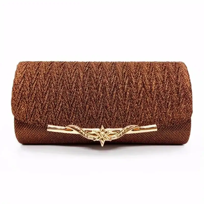 Beige vävd clutch med guldaktig snören och dekorativt snöre.