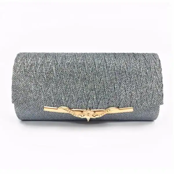 Beige vävd clutch med guldaktig snabbstängare och glittrande textur.