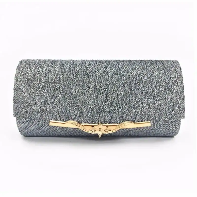 Beige vävd clutch med guldaktig snabbstängare och glittrande textur.