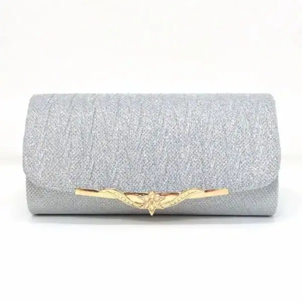 Beige vävd clutch med guldaktig släpplås och strukturerad textur.