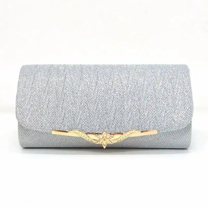 Beige vävd clutch med guldaktig släpplås och strukturerad textur.