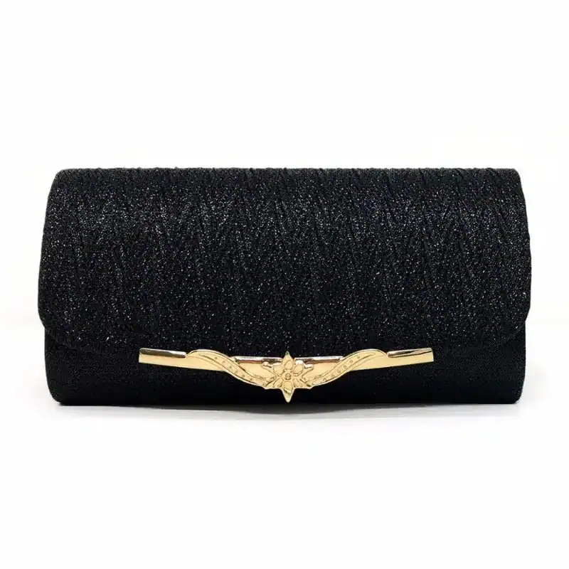Svart vävd clutch med guldaccent och glittrande yta.