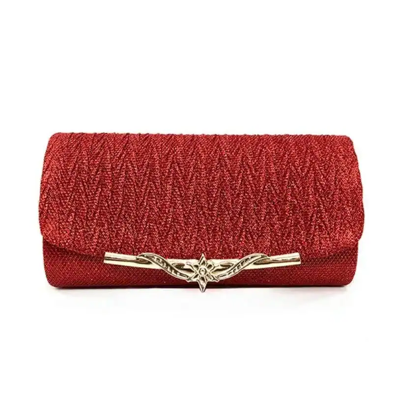 Röd vävd clutch med guldaktig snäckskallock, elegant för kvälls- och festkläderna.
