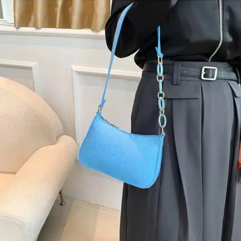 Blå axelremsväska med kedjehängare, modeaccessoarer för kvinnor.