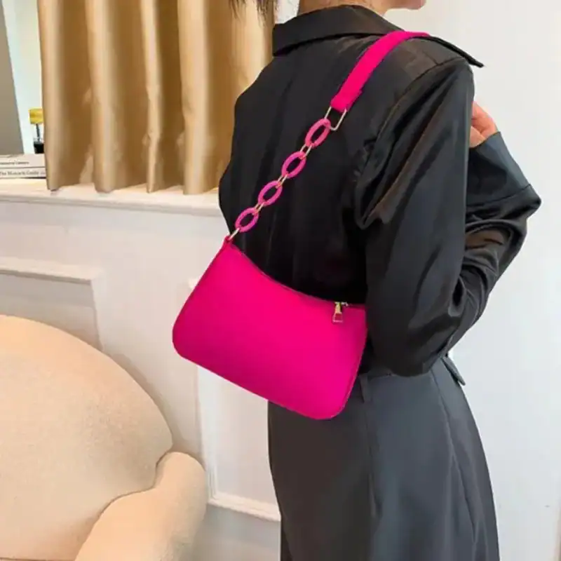 Blå axelremsväska med rosa axelrem och kedja, modeväska för kvinnor.
