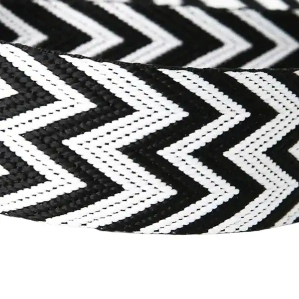 Blå bröstväska med svart-vit zigzag-mönster, detalj på textilband.