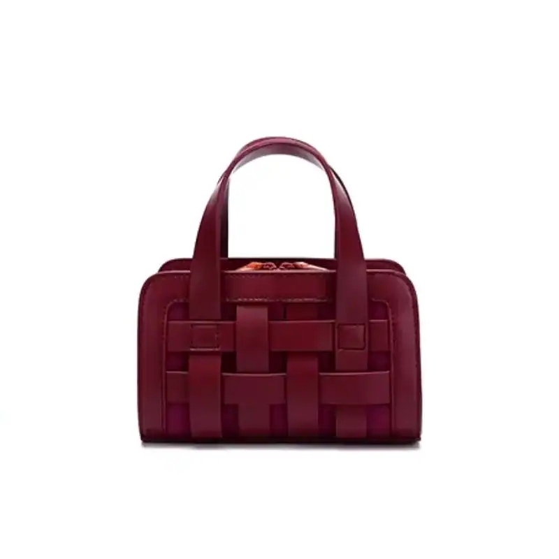 Blå flätad väska i röd färg med handtag, elegant och modersam design.