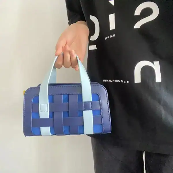 Blå flätad väska med ljusblå handtag, modeaccessoarer för kvinnor.