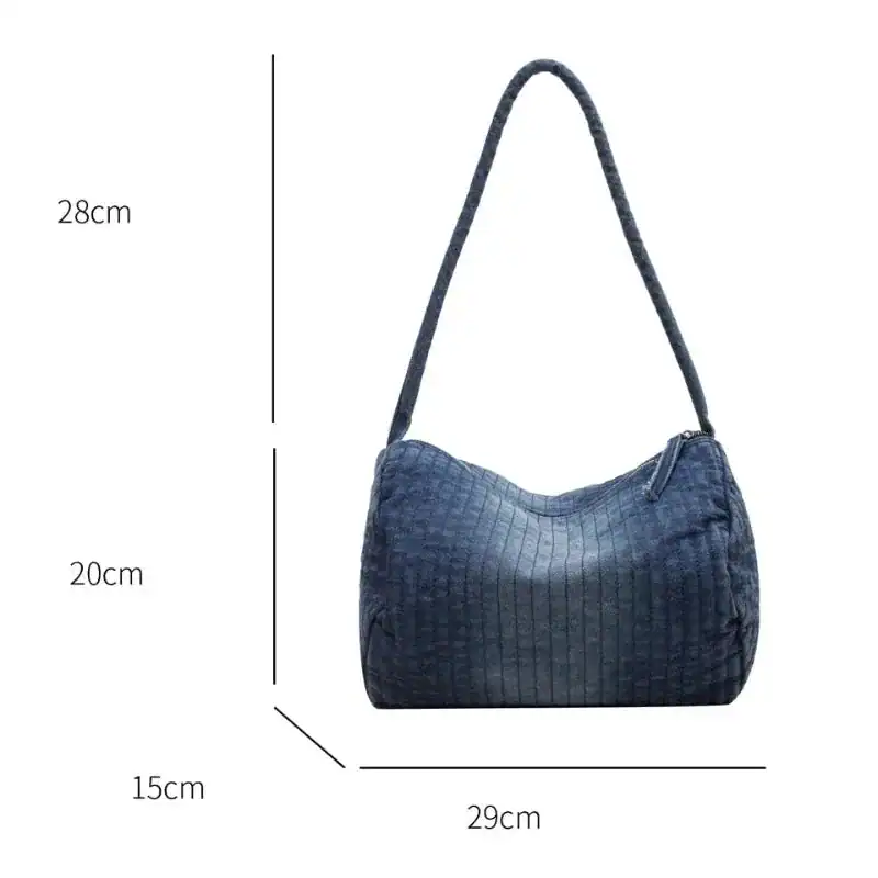 Blå handväska med texturerat material och axelrem, storlek 29x28x15 cm.