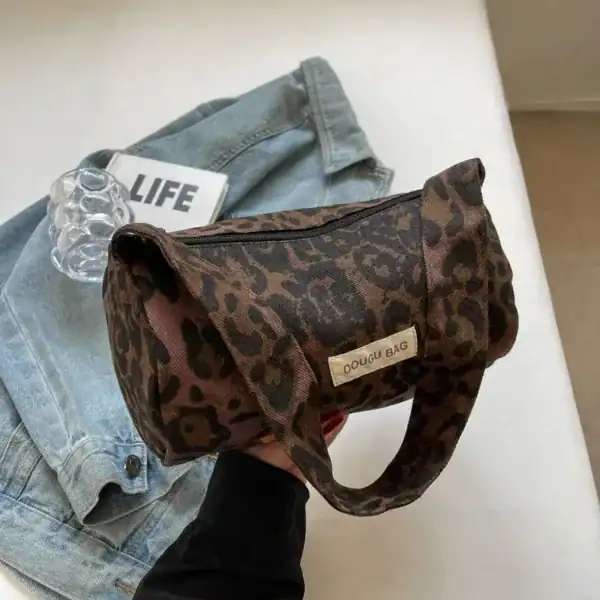 Brun leopardmönstrad axelremsväska med dragkedja och skuldrarems.
