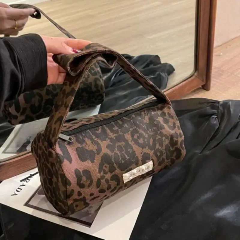 Brun leopardmönstrad axelremsväska med handtag, trendig och praktisk för vardag.