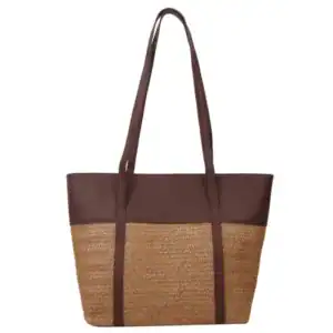 Brun beige flätad shoppingväska med läderdetaljer och långt handtag.