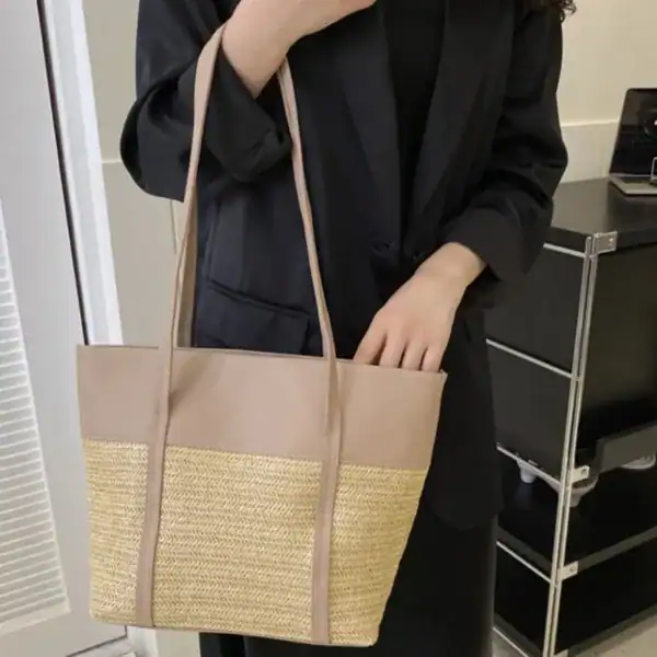 Brun beige flätad shoppingväska med läderdetaljer och handtag.