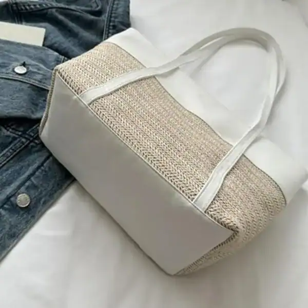 Brun beige flätad shoppingväska med vit kontrast, ideal för sommar och dagliga utgångar.
