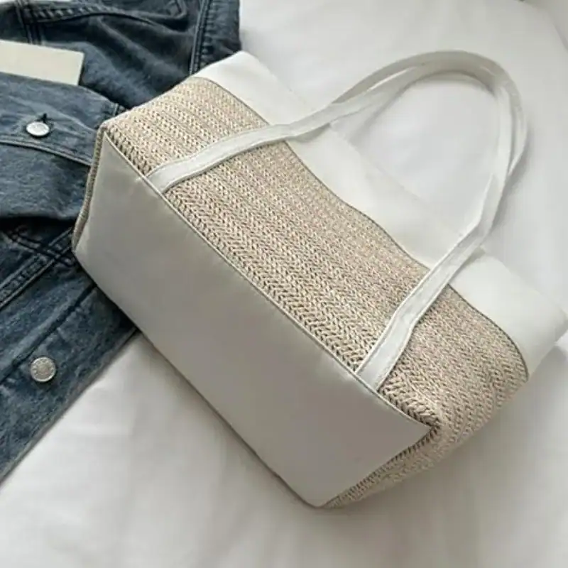 Brun beige flätad shoppingväska med vit kontrast, ideal för sommar och dagliga utgångar.