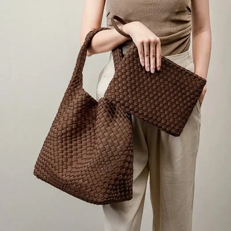Brun flätad shoppingväska med handtag, modeaccessoarer för kvinnor.