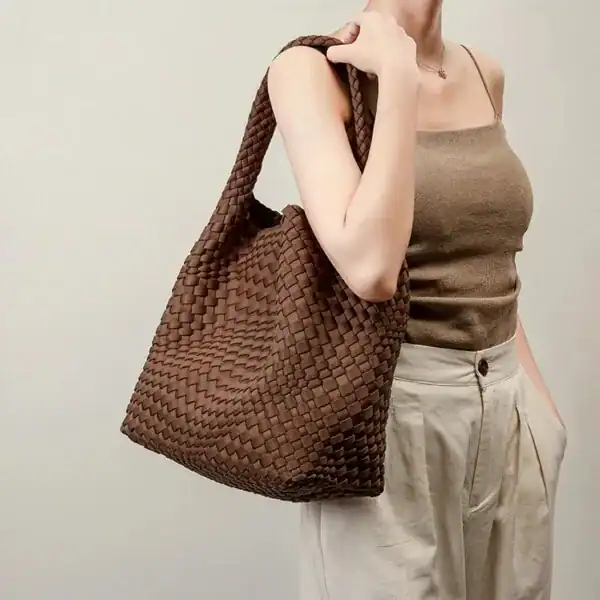Brun flätad shoppingväska med handtag, modeaccessoarer för kvinnor.