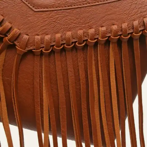 Brun fransväska i läder med detaljerad fransdekoration.
