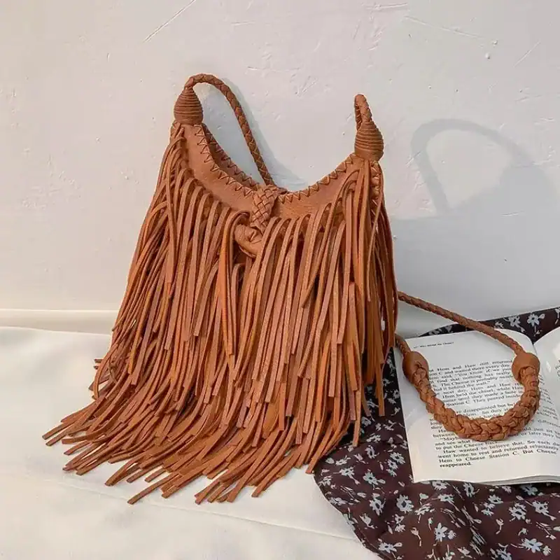 Brun fransväska hobo i läder med hängande fransar och broderad detalj.