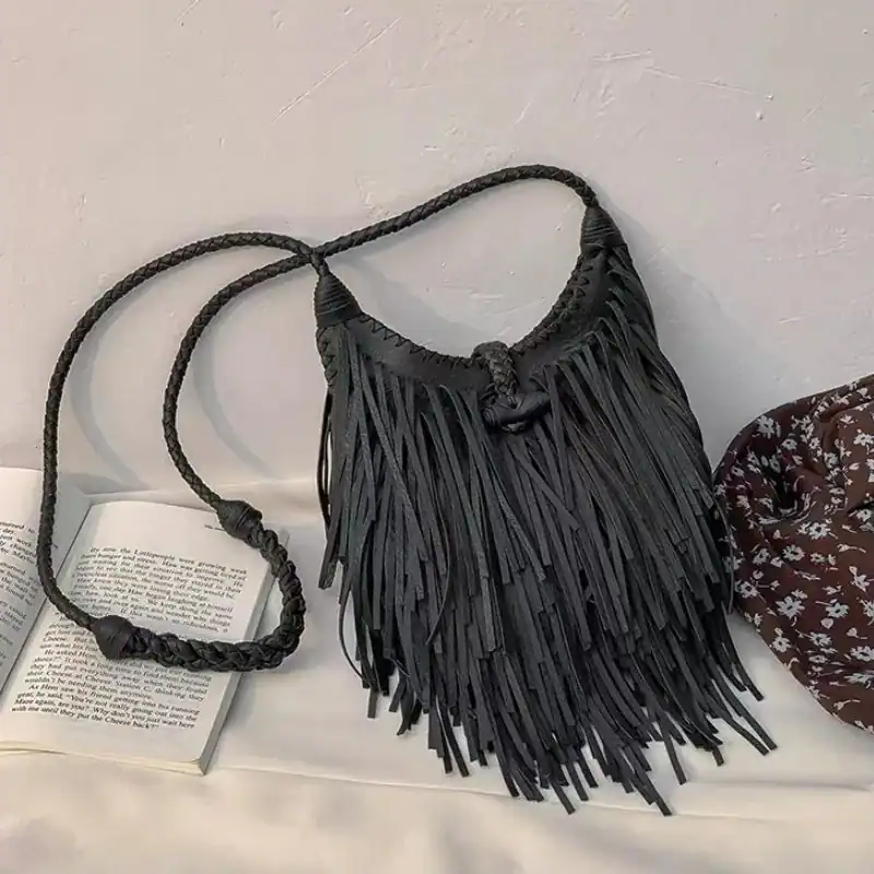 Brun fransväska hobo med snörad axelrem och boho-stil.
