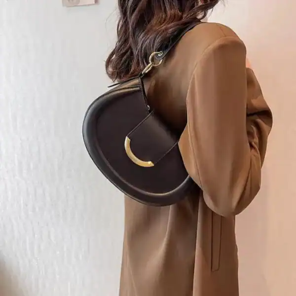 Brun halvmånsväska med lås, modeväska för kvinnor, elegant axelväska.