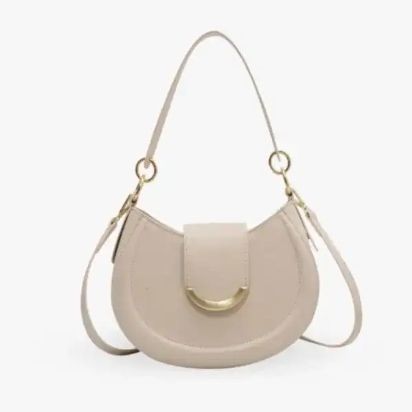Brun halvmånsväska med lås, elegant axelväska i beige läder med guldtonat snabbåtkomstlås.