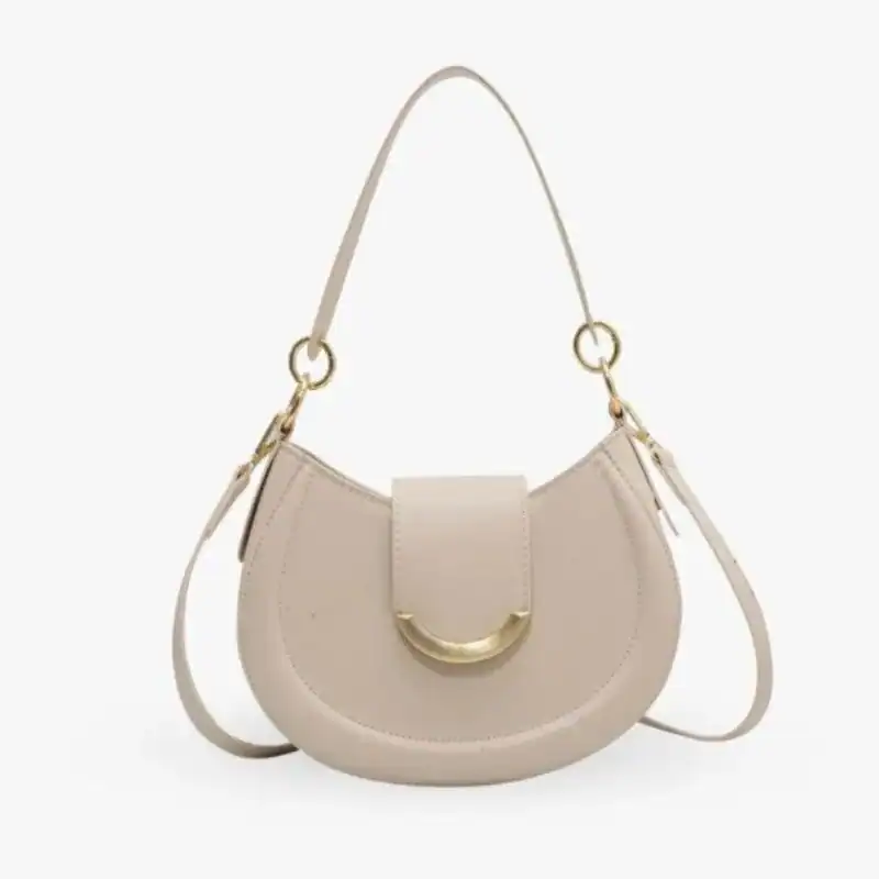 Brun halvmånsväska med lås, elegant axelväska i beige läder med guldtonat snabbåtkomstlås.