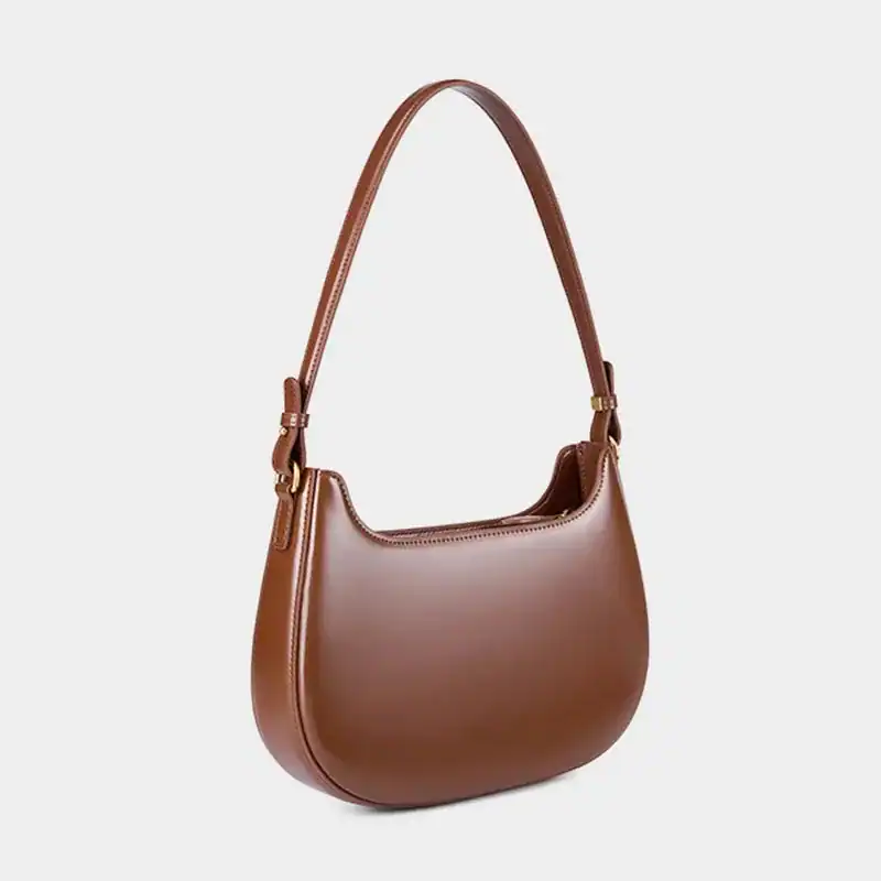 Brun handväska i läder med axelrem, elegant och klassisk design.