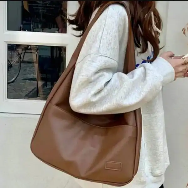 Brun hobo shoppingväska i läder, trendig axelväska för kvinnor.