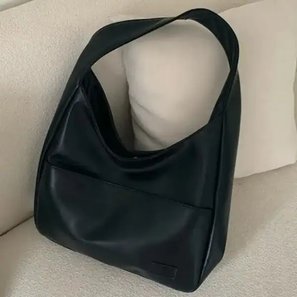 Brun hobo shoppingväska i läder, elegant och trendig för vardaglig användning.