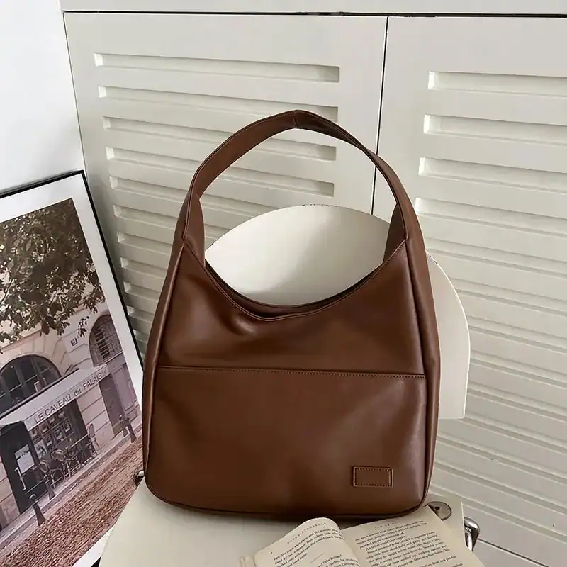 Brun hobo shoppingväska i läderlook, stilrent och praktisk för vardag.