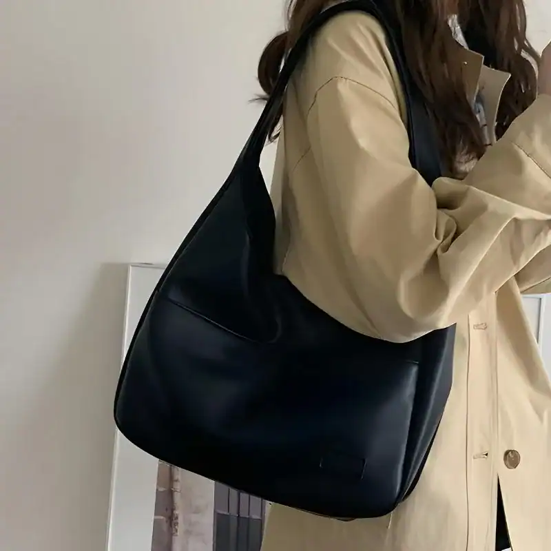 Brun hobo shoppingväska i läder, trendig axelväska för vardag och shopping.