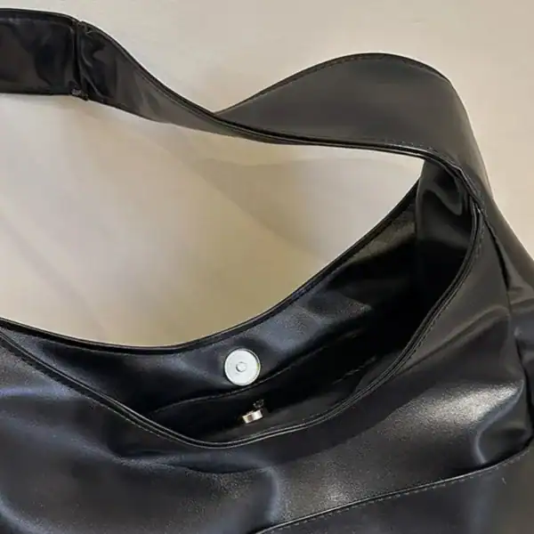 Brun hobo shoppingväska i glansigt läder med silverfärgad knapp.