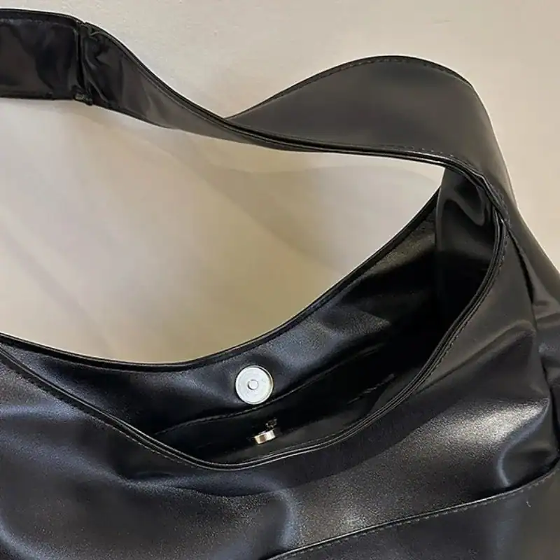 Brun hobo shoppingväska i glansigt läder med silverfärgad knapp.
