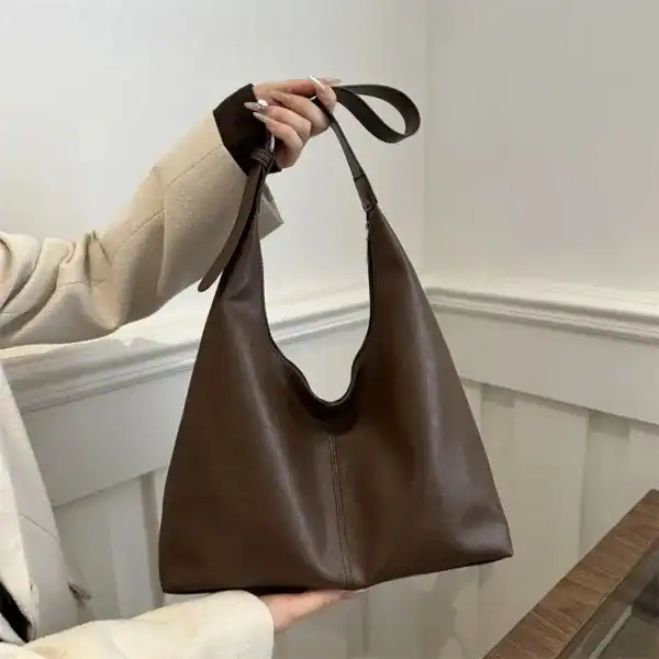 Brun hoboväska i läder, modeväska med långt handtag och elegant design.