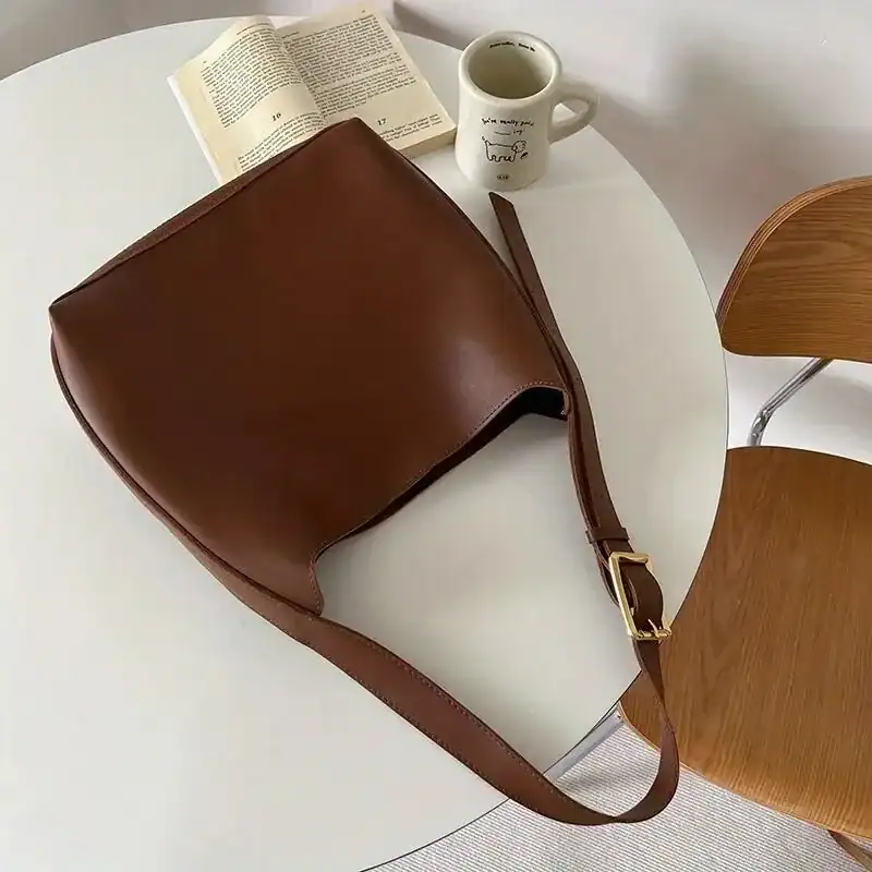Brun hoboväska med necessär, elegant axelväska för vardag och stil.