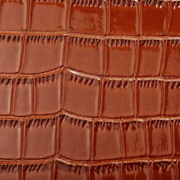 Brun krokodilmönstrad väskset fyra delar, detalj på textur och färg.