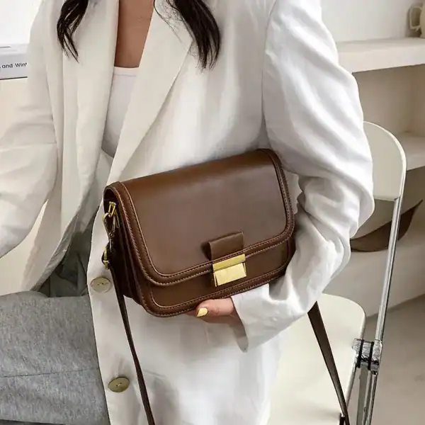 Brun liten axelremsväska med guldlock, modeaccessoarer för kvinnor.