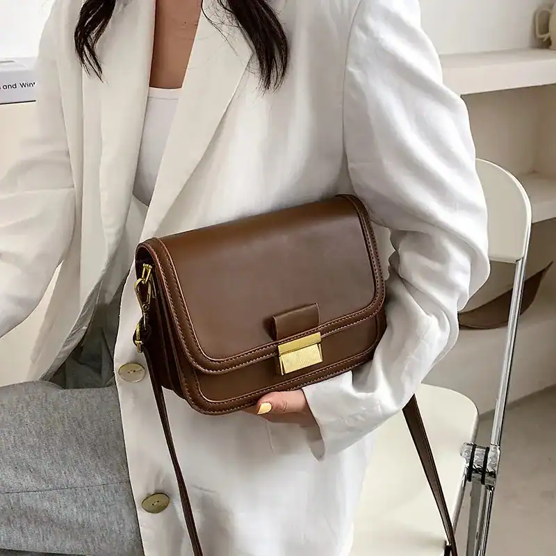 Brun liten axelremsväska med guldlock, modeaccessoarer för kvinnor.