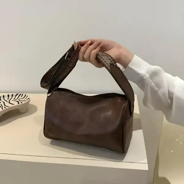 Brun liten axelväska med texturerad handtag, modeaccessoarer för kvinnor.
