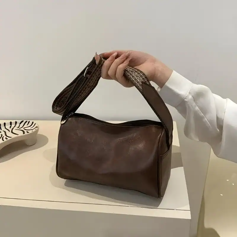 Brun liten axelväska med texturerad handtag, modeaccessoarer för kvinnor.
