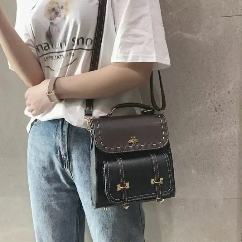 Brun liten ryggsäck med handtag och axelrem, läder, dammode.
