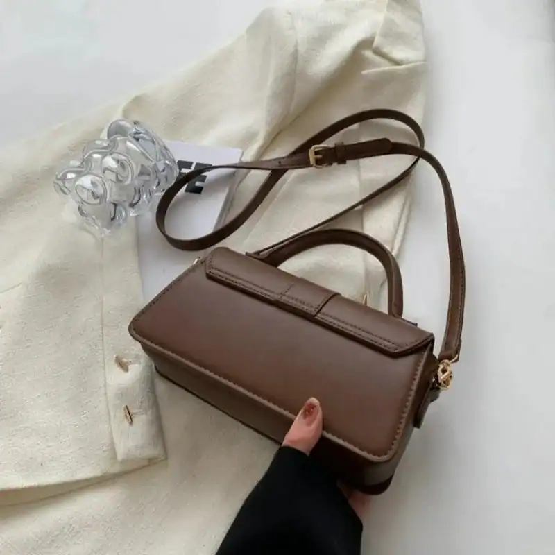 Brun liten väska med lock, axelväska för kvinnor, trendig handväskas.