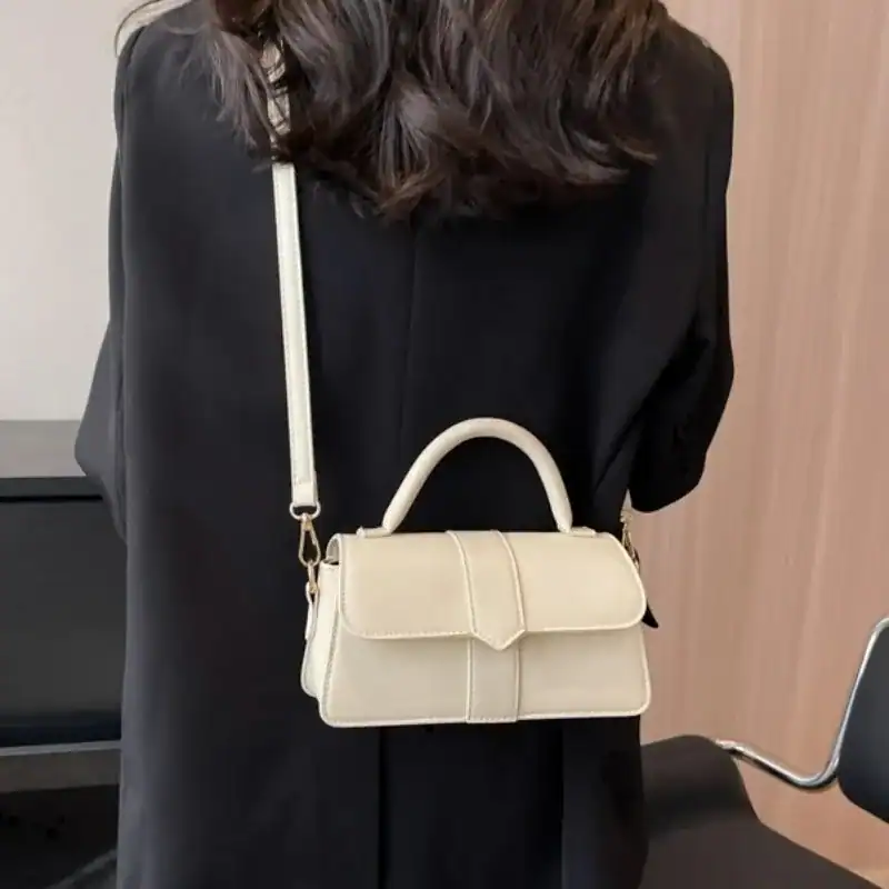 Brun liten väska med lock, axelväska i beige, trendig handväska för dam.