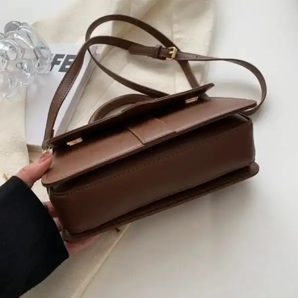 Brun liten väska med lock, elegant axelväska i läder för kvinnor.